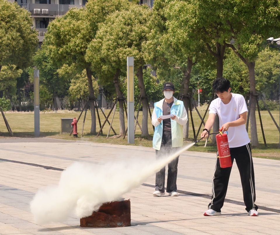 我校举办第四届大学生国家安全知识竞赛暨平安志愿者行动支队成立仪式