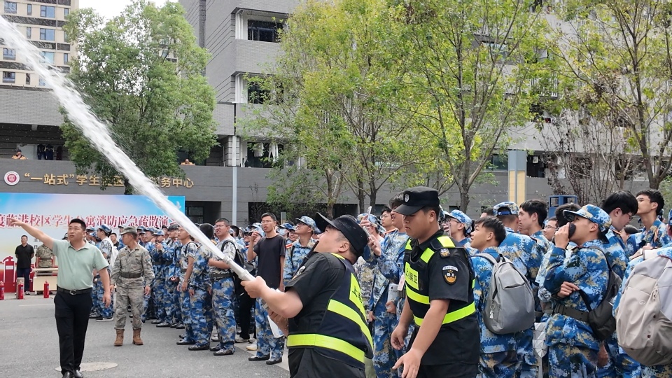 我校开展学生公寓消防应急疏散演习