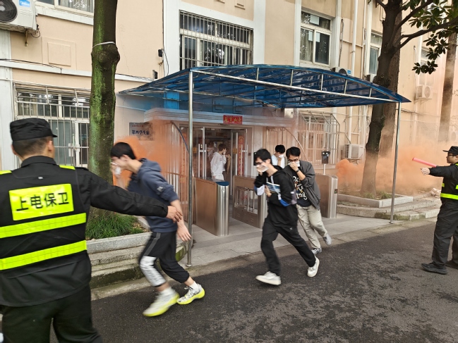我校开展杨浦校区学生宿舍消防应急疏散演习