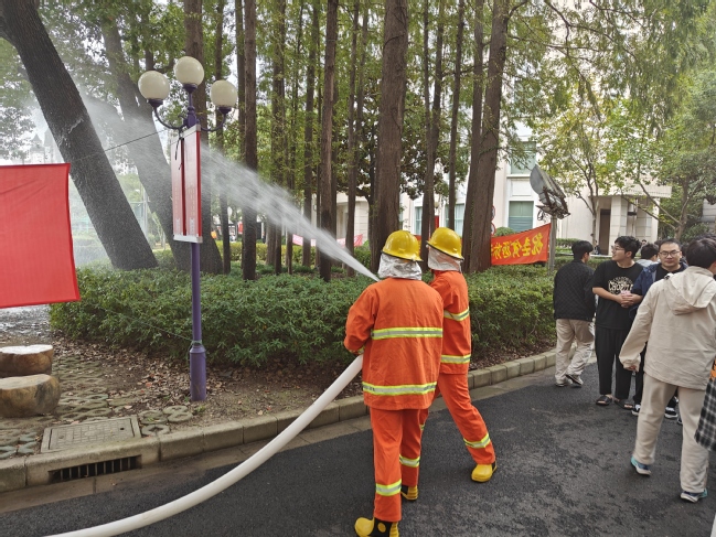 我校开展杨浦校区学生宿舍消防应急疏散演习