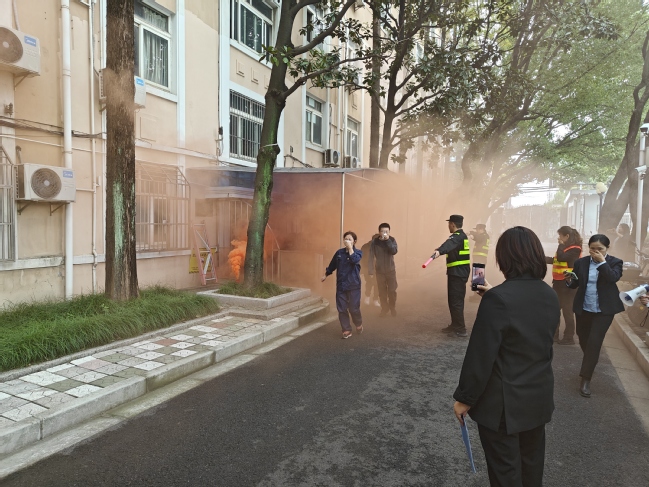 我校开展杨浦校区学生宿舍消防应急疏散演习