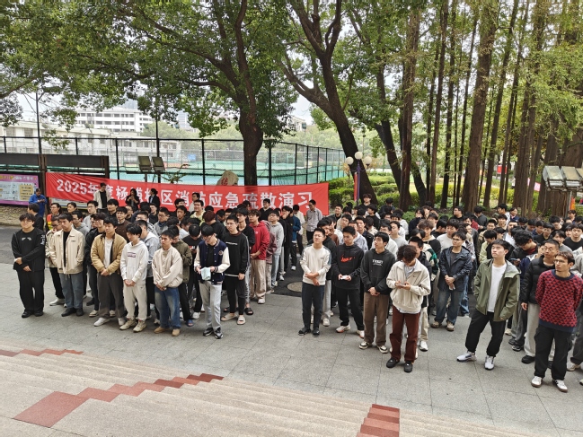 我校开展杨浦校区学生宿舍消防应急疏散演习