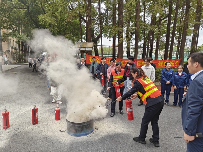 我校开展杨浦校区学生宿舍消防应急疏散演习